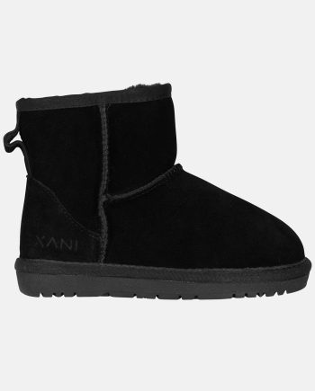 Ally K, Black, 23,  Kängor